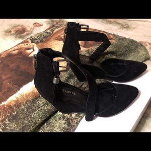 Black suede tassel shoes